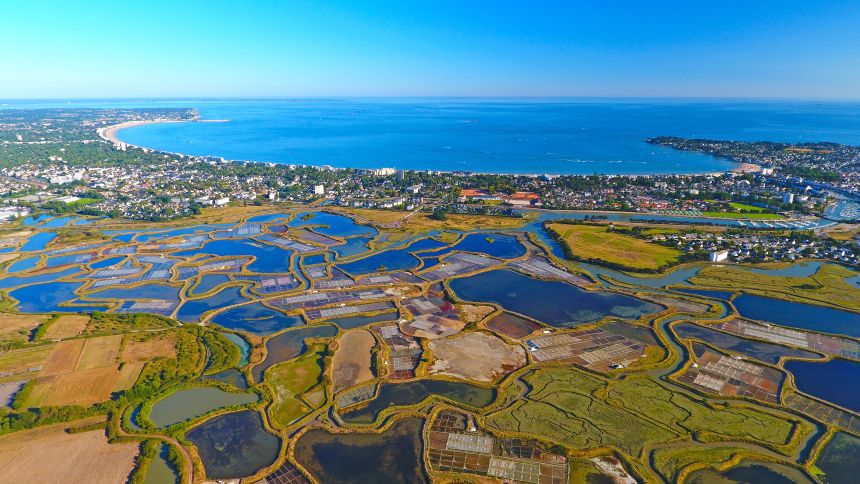 Letecký pohled na La Baule-Escoublac ze solných močálů Guérande, Loire-Atlantique, Francie